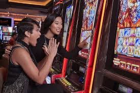 Antarmuka meja live-dealer Playtech di platform superjp88 dengan beberapa kamera dealer